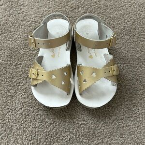 Saltwater size 8 gold sandal